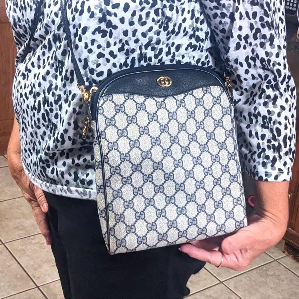 Authentic Gucci shoulder bag
